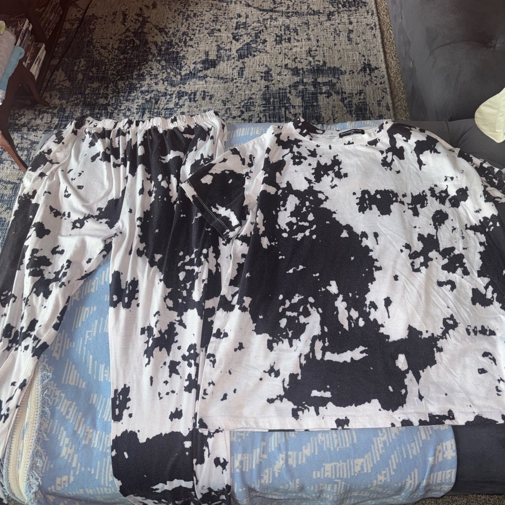 Romantic Hut Cow Print Set in Black & White